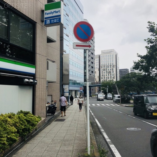 フコク生命横浜ビル ビル前面道路
