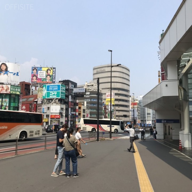JR新宿ミライナタワー ビル前面道路