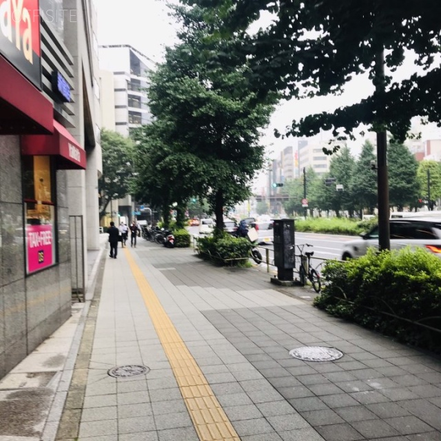 KDX新宿ビル ビル前面道路