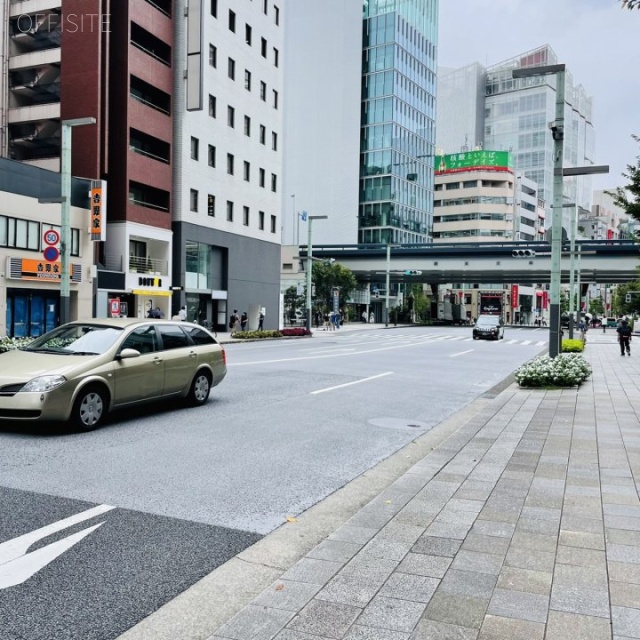 東京スクエアガーデン ビル前面道路