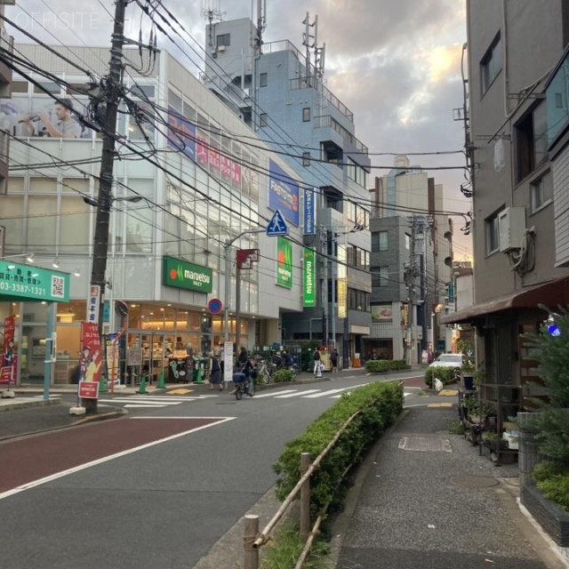アマビーレ新井薬師駅前 ビル前面道路
