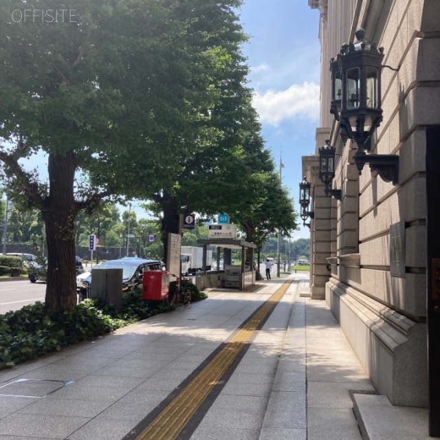 明治生命館 ビル前面道路