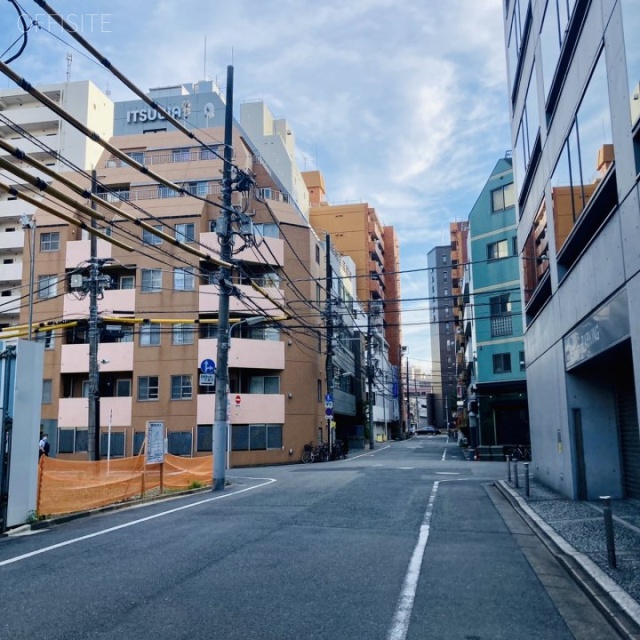 ジニアスビル 前面通り