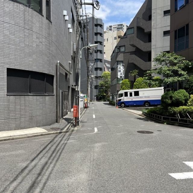 第5TOCビル 通用口側道路