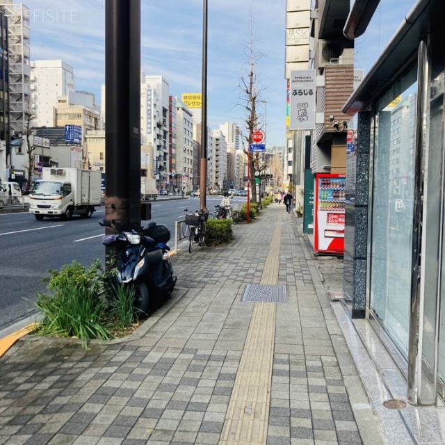 芝パークビル 前面歩道