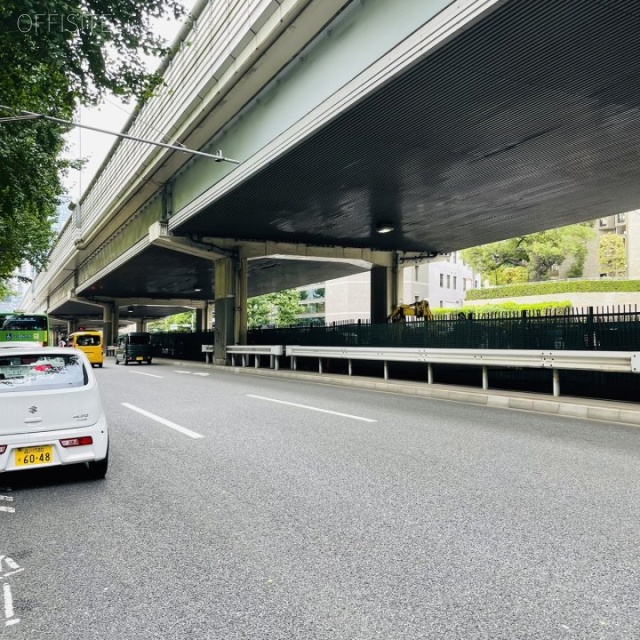 CーCube南青山 前面に六本木通り