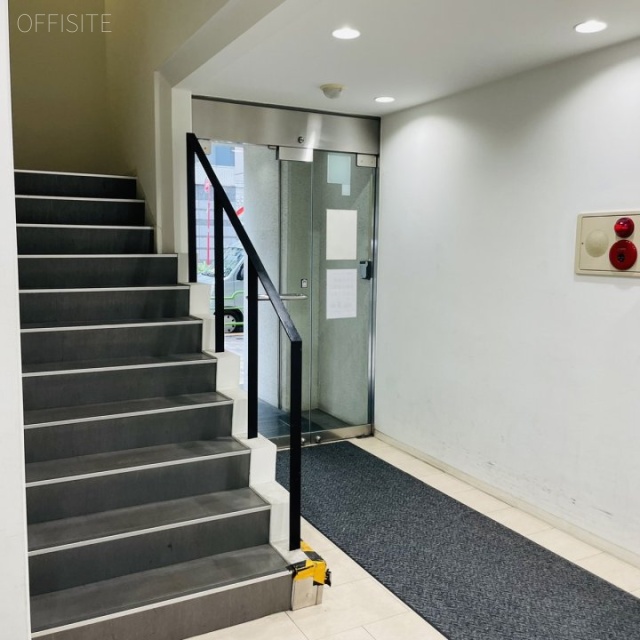 清月堂本店ビル エントランスと内階段