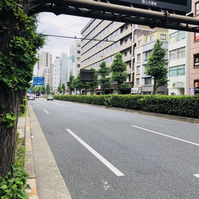 本郷BNビル 前面は本郷通り