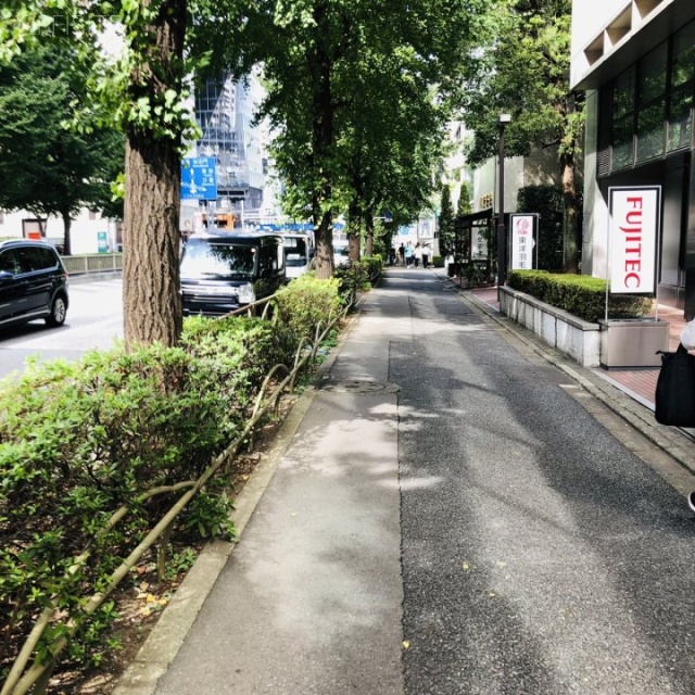 虎ノ門33森ビル ビル前面道路