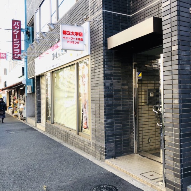 シロービル オフィスビル出入口