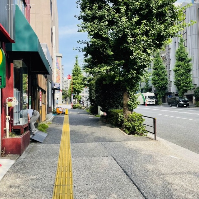 TRUST VALUE 本郷 前面歩道