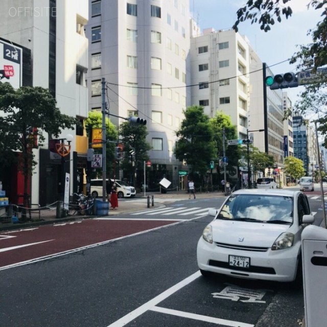 新橋フォディアビル ビル前面道路
