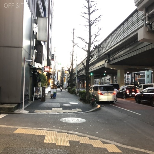 DEAR西麻布 ビル前面道路