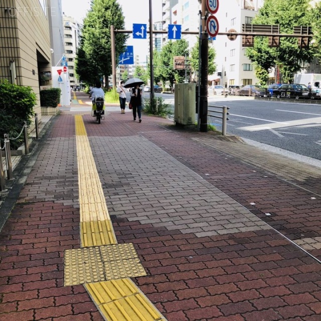NCKビル 前面道路