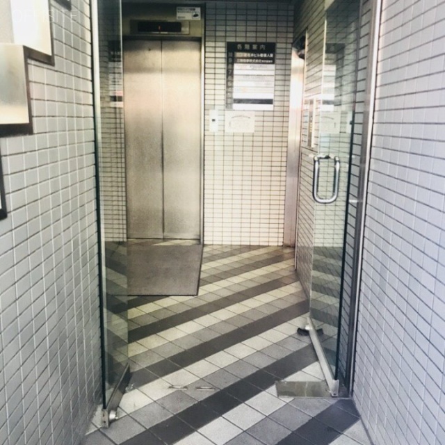 芝石井ビル エントランス