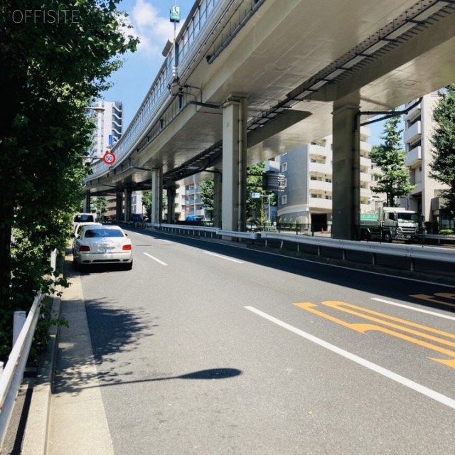プラスワンビル ビル全面道路