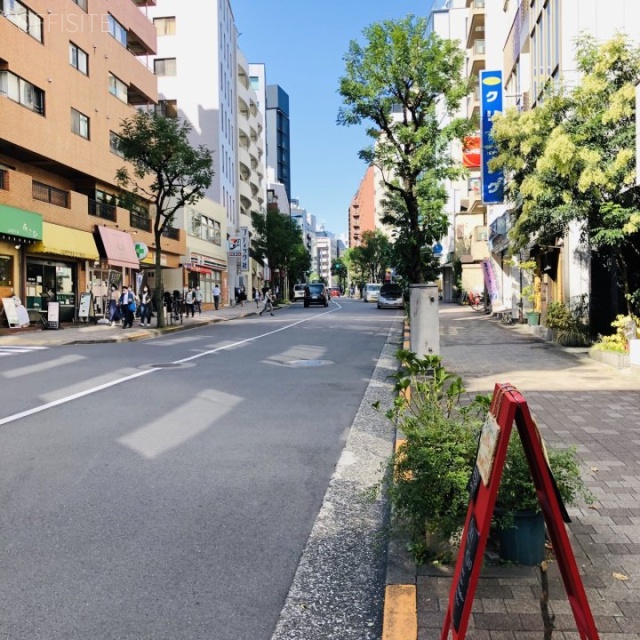 隼東幸ビル 前面は半蔵門駅通り