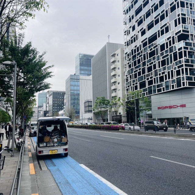 ミヤヒロビル 前面道路(青山通り)