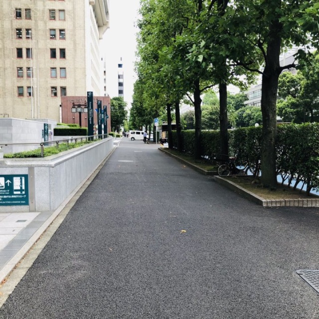 富国生命ビル 前面歩道