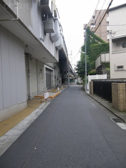 劇団前進座ビル ビル前面道路