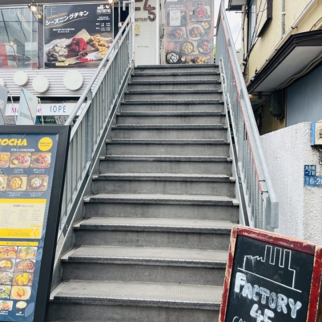 KMプラザ 2Fへの専用階段