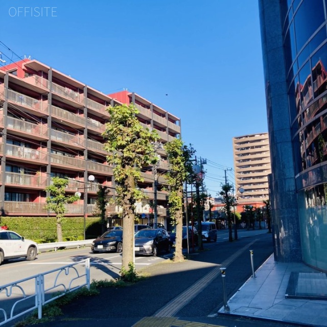 Crobis立川 ビル前面道路