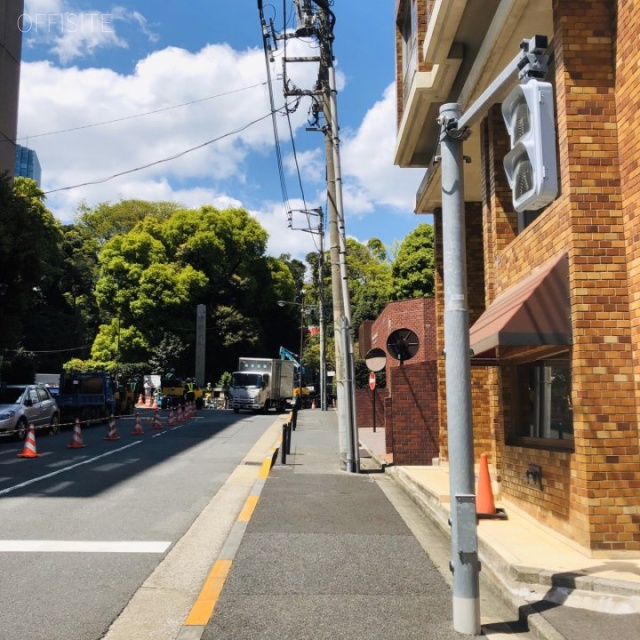 十全ビル本館・新館 ビル前面道路