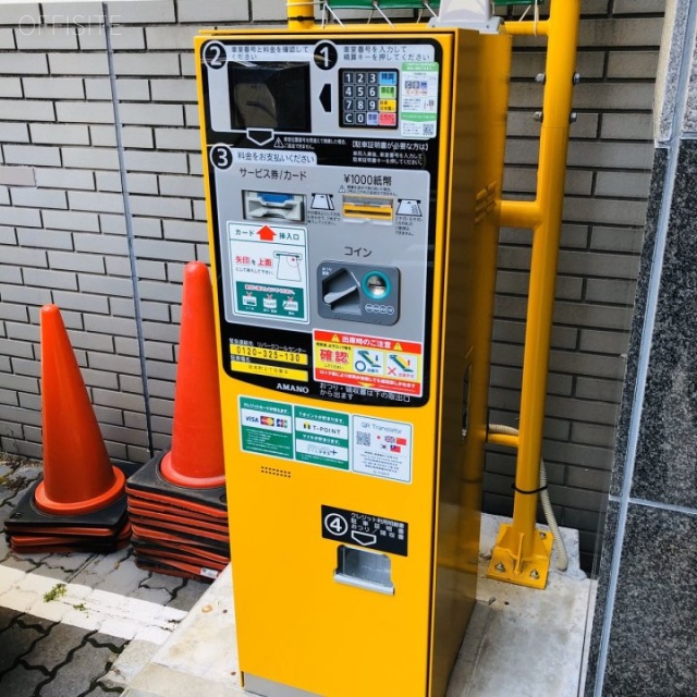 神田MCビル ビル前面にコインパーキング