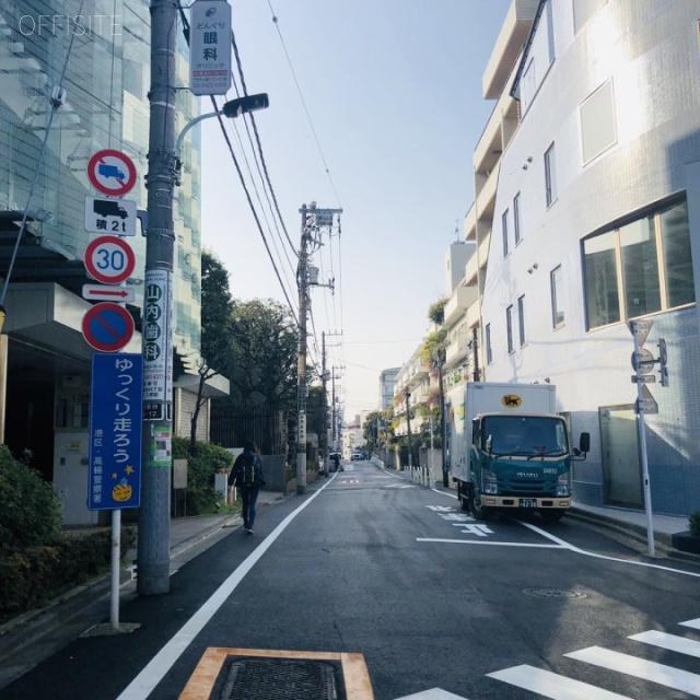 日総第27ビル ビル前面道路