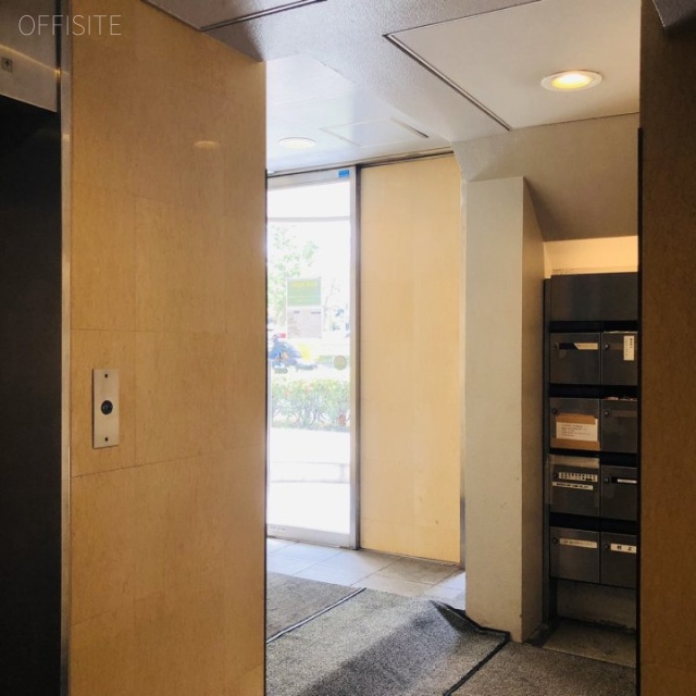 初台村上ビル エントランス