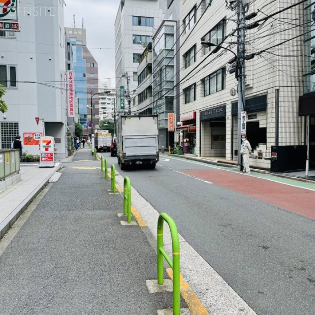 +SHIFT MITA ビル前面道路