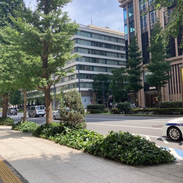 明治生命館 ビル前面道路