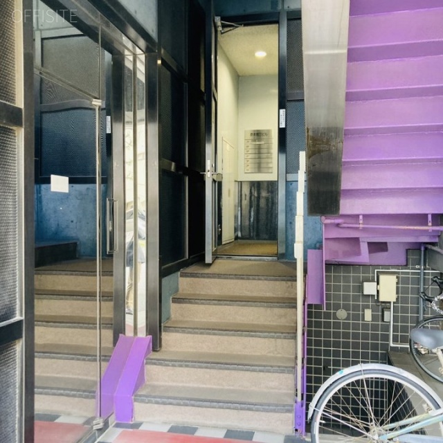 彦本第3ビル オフィス出入口