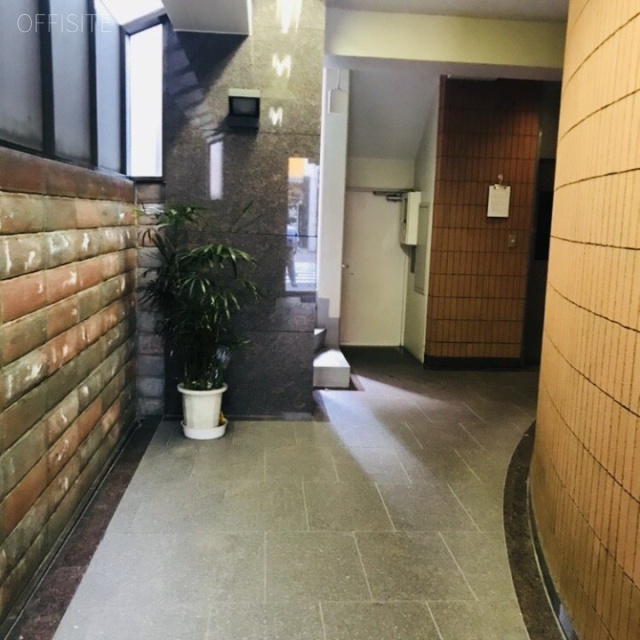 赤レンガ通りビル エントランス