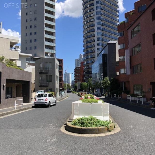 クローバー六本木 ビル前面道路