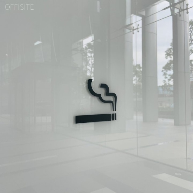 太陽生命品川ビル エントランスに喫煙スペース