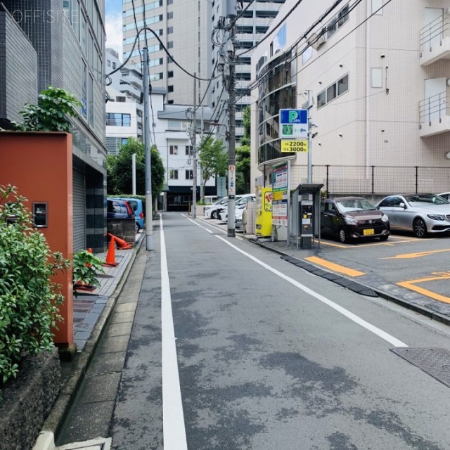 ロイクラトン麹町 ビル前面道路