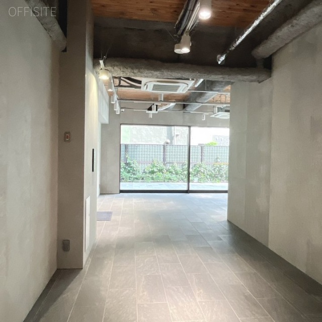 mirio神保町 オフィスビル背面出入口