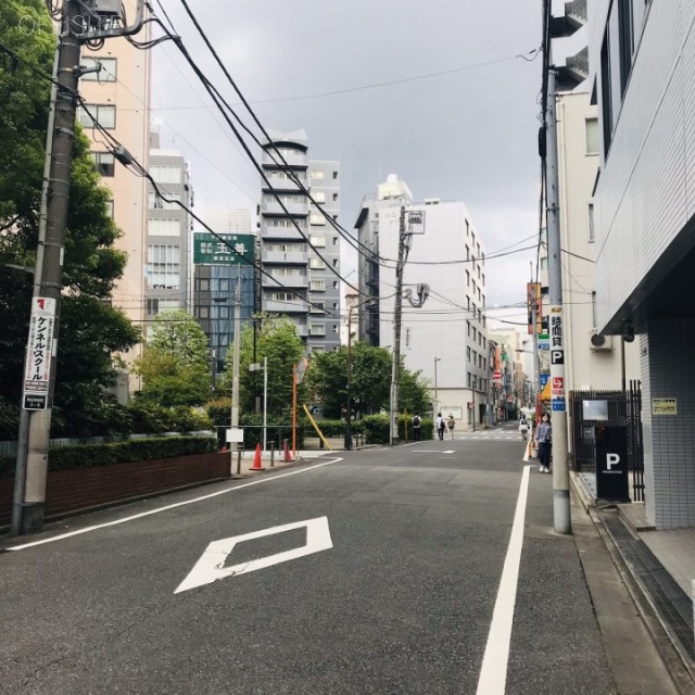 アオキビスポークビル ビル前面道路