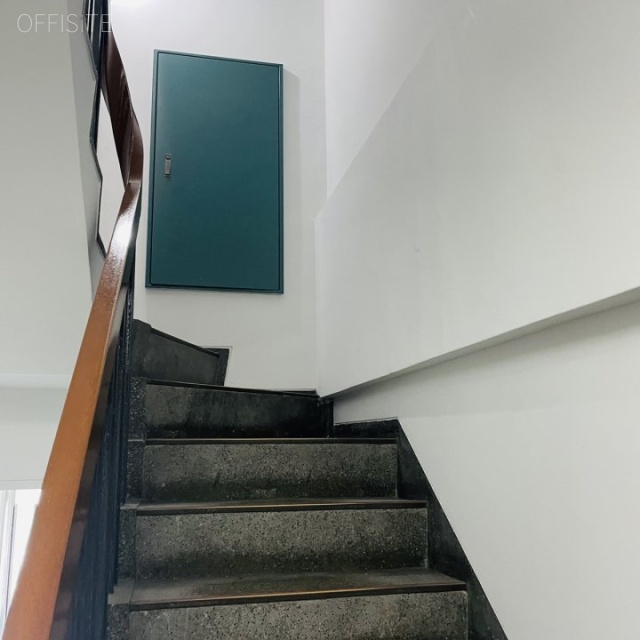 TRUST VALUE 本郷 階段