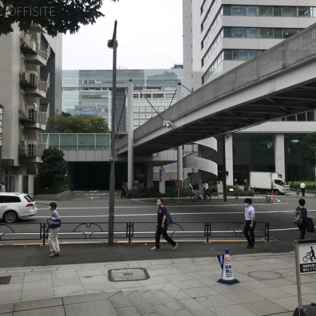 新宿マインズタワー ビル前面道路