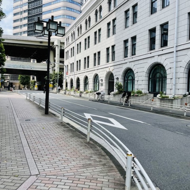 日証館 ビル前面道路