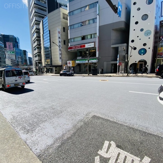 青山アイアイビル ビル前面道路