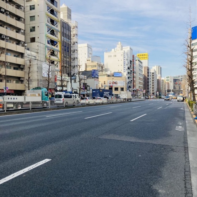 芝パークビル 前面は第一京浜面す