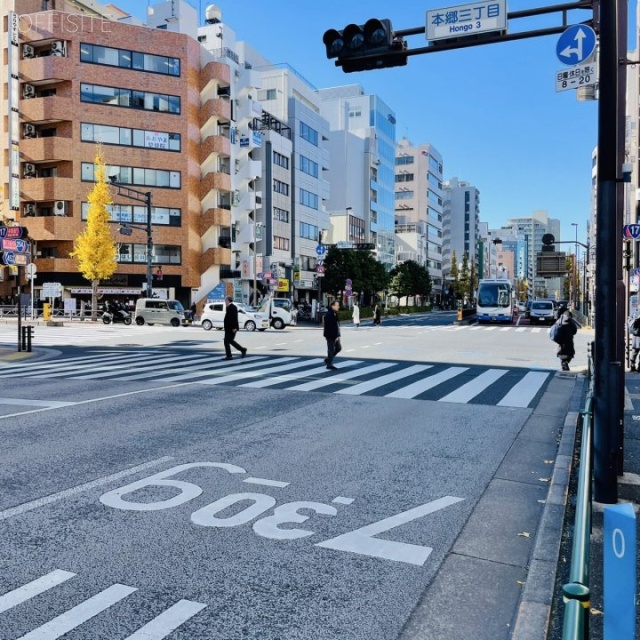 玉屋ビル 前面に春日通り
