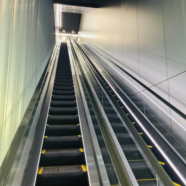 ミュージアムタワー京橋 3Fオフィスエントランスへのエスカレーター