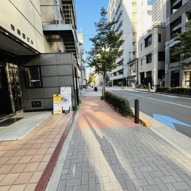 有楽堂ビル 前面歩道