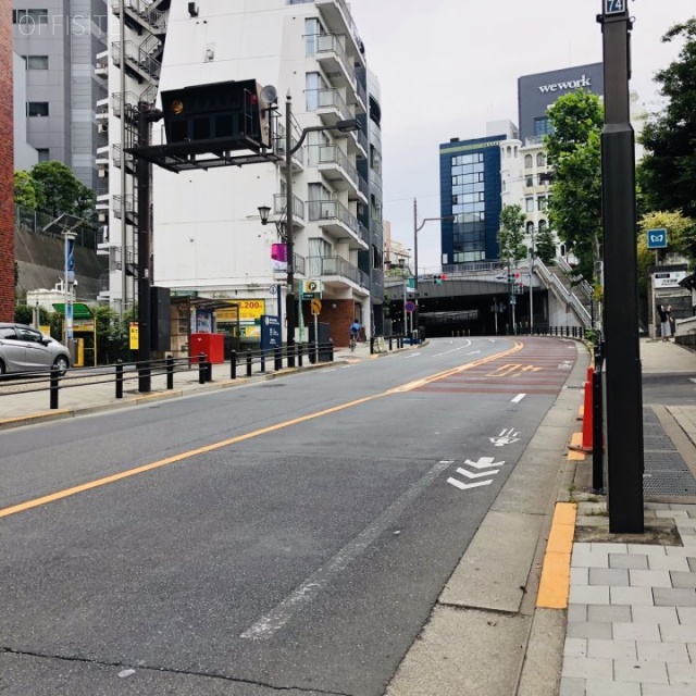 赤坂日本ビル ビル前面道路