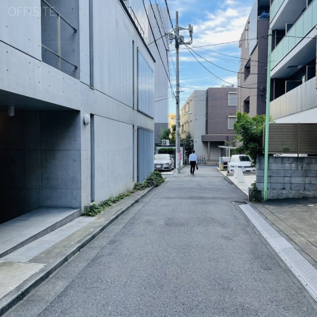 TWIZA代々木 ビル前面道路