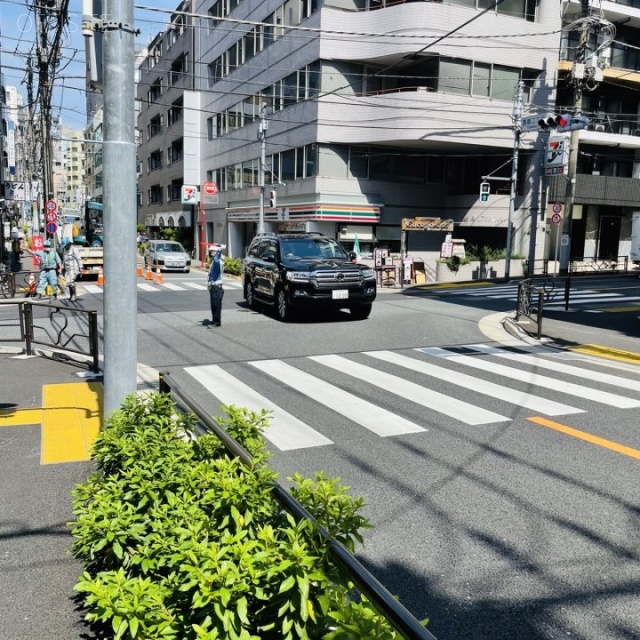 湯島夏目ビル ビル前面道路
